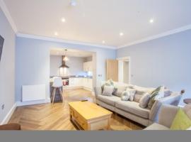 Stylish 2 Bedroom Apartment In Park Circus, West End、グラスゴーのファミリーホテル