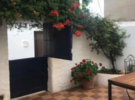 Casa Abuela, cheerful cosy 2 bedroom whitewashed village house