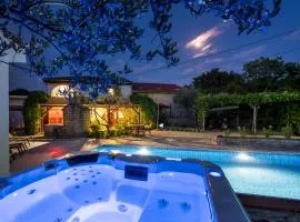 Stone Lady Holiday home with pool&hot tub,sauna,bbq,garden