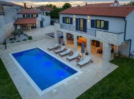 Villa Ajda with heated privat pool, jacuzzi, sauna, 4 bedroom, 4 bathroom, hotel v destinaci Svetvinčenat