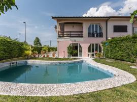 Guest H4U - Villa Garden & Pool, cheap hotel in Póvoa de Varzim