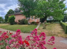 Gîte Les Pâquerettes, jardin terrain à 20min du Puy du Fou、Montraversの駐車場付きホテル