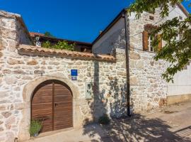 STARA KUĆA - old stone house, hotel s parkiralištem u Grižanama