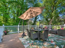 Adorable Beach Cottage with Hot Tub and Tropical Bar!, hotell med parkering i Chesapeake Beach