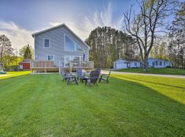 Home with Deck and Hot Tub - Lake Mitchell Views!，凱迪拉克的度假屋