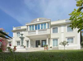 Villa Bianca a few steps by the sea with exclusive garden & jacuzzi, hotel with jacuzzis in Livorno