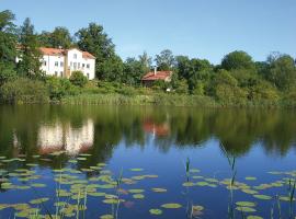 Villa am Trumpf - Design-Appartements im Naturgarten am See, hotell i Melzow