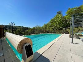 Gîtes Le Bouzet โรงแรมในซาลาวาส์