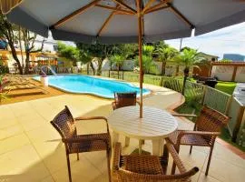 Casa de praia com piscina e playground