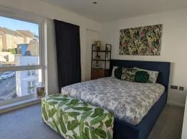 Brand new large flat by the sea with free parking