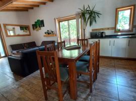 Cabañas Golem - Camino Termas de Chillán, hotel v destinaci Guangualí