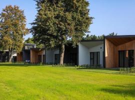Seaside bungalow Juura at Albatross, Kesterciems with garden, Spa and pool for extra, accessible hotel in Ķesterciems