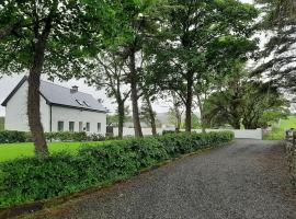 Traditional Cosy Cottage with beautiful views, sumarhús í Westport