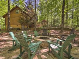 Sapphire Log Cabin with Wraparound Deck and Fire Pit!, hotel em Sapphire