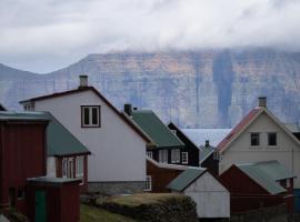 4 BR House / Scenic Village / Nature / Hiking, hotel en Gjógv