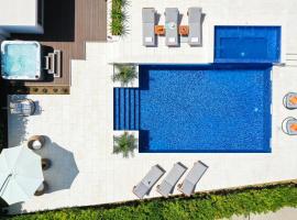 Villa Pino with Pool, Sauna & Jacuzzi, hotel din Petrcane