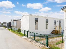 Modern mobile home in Middelkerke with garden, hotel in Middelkerke