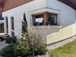 Apartament przy lesie, &xi;&epsilon;&nu;&omicron;&delta;&omicron;&chi;&epsilon;ί&omicron; &mu;&epsilon; &pi;&iota;&sigma;ί&nu;&alpha; &sigma;&epsilon; Chojno