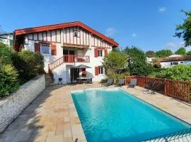 Chambre d'hôtes avec piscine au calme dans maison Basque