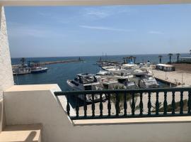 Charmant logement front port et Mer، بيت عطلات شاطئي في ميناء القنطاوي