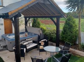 The Loft at Rock Cottage with hot tub: Garvagh şehrinde bir ucuz otel