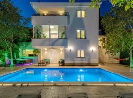New Villa Zara with 32 sqm heated Pool, Jacuzzi, Billiard, Tennis table, 8pax, vacation rental in Kučiće