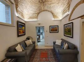 Casa Santa Maria - Beautifully restored house in centro storico Irsina Basilicata Puglia, מלון בIrsina