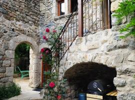 Les Châtaigniers Les Gîtes du Mas Haut, hotel i Saint-Jean-du-Gard