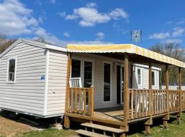 Mobil Home tout confort 6 personnes avec wifi, glamping site in Onzain