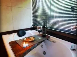 Cabana em meio a natureza com piscina.