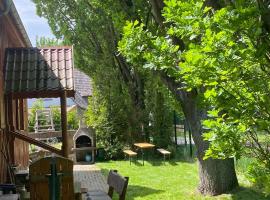 Jagdhaus auf dem Forsthof mit Sauna, hotel com estacionamento em Eckartsberga