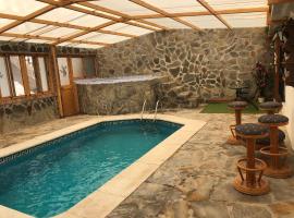 Casa rural Cristina- Piscina climatizada, lomamökki Malagassa