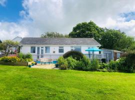 Detached, peaceful, spacious with easy access and very large garden, semesterhus i Wadebridge