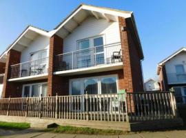 Fernly Holiday Home, hotel di Corton