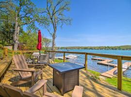 Serene Lakefront Escape Boat Dock and Grill!, hotel Twin Lakesben