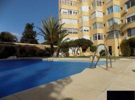 Precioso apartamento junto a playa y con piscina., Golfhotel in Málaga