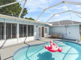Family friendly 4BR Home in St Lucie Cty with Pool, BBQ and Firepit!, cottage in River Park