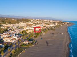 Casa 1ª linea de playa Benajarafe, apartman u gradu 'Benajarafe'