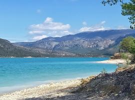 le studio du lac – hotel w mieście Les Salles-sur-Verdon