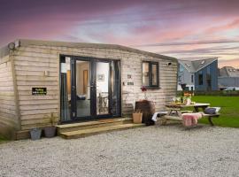 Wheal Amelia- Beautifully Fitted Wooden Lodge Helston Cornwall, hotel in Helston