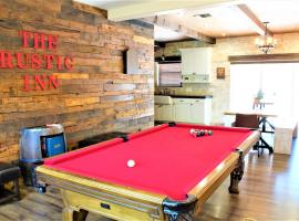 The Rustic Inn - Family friendly, Close to Fiesta Texas, SeaWorld, Riverwalk and more, hotel in Dominion