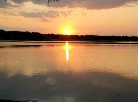 Lake Front cottage, strandhotel in Little Elm