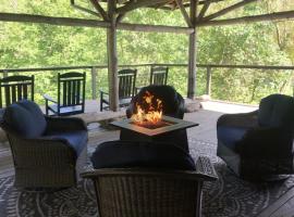 The Blue House On The Hill Catskills—Views, hotel with parking in Claryville