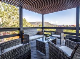 Sleek Sedona Abode with Hot Tub and Outdoor Hangout!, hotel com spa em Sedona