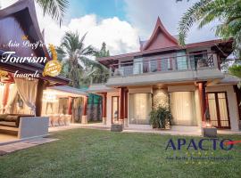 Villa in the Park, Whole house's suitable for family's vacation, hotel perto de The Plaza Surin, Phuket