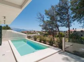 Stunning Home In Sumartin