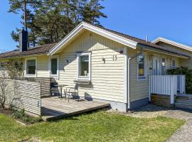 Beautiful Home In Skummeslvsstrand With Kitchen, casa de férias em Skummeslövsstrand