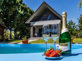 Kőv&aacute;g&oacute; Vend&eacute;gh&aacute;z Nagyfoki holt&aacute;g, hotel na praia em Szarvas