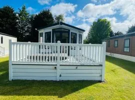 Wentbridge Lodge with Hot Tub