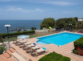 Beachfront Family Villa Katerina with Private pool, Playground, BBQ & Amazing Sea Views!, atostogų būstas mieste Petres